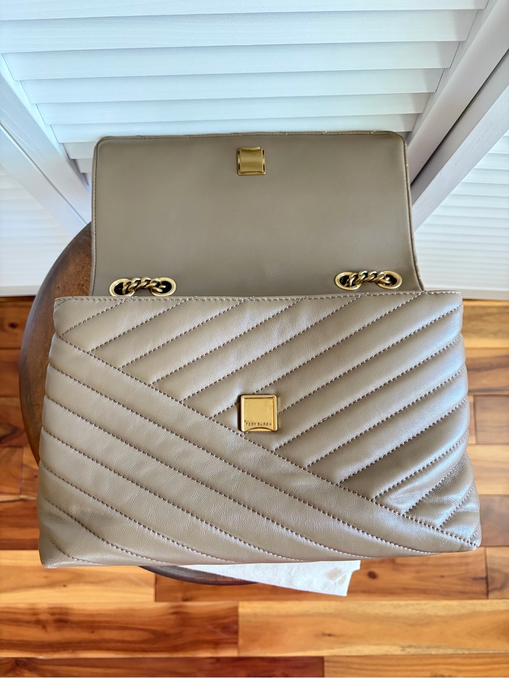 Tory Burch Chevron Quilted Leather Shoulder/Crossbody Sandpiper - Picture 4 of 12